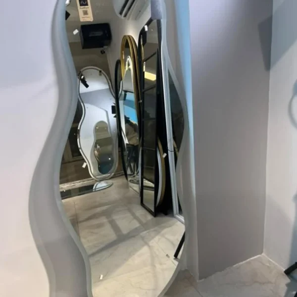 آینه دفرمه ایستاده